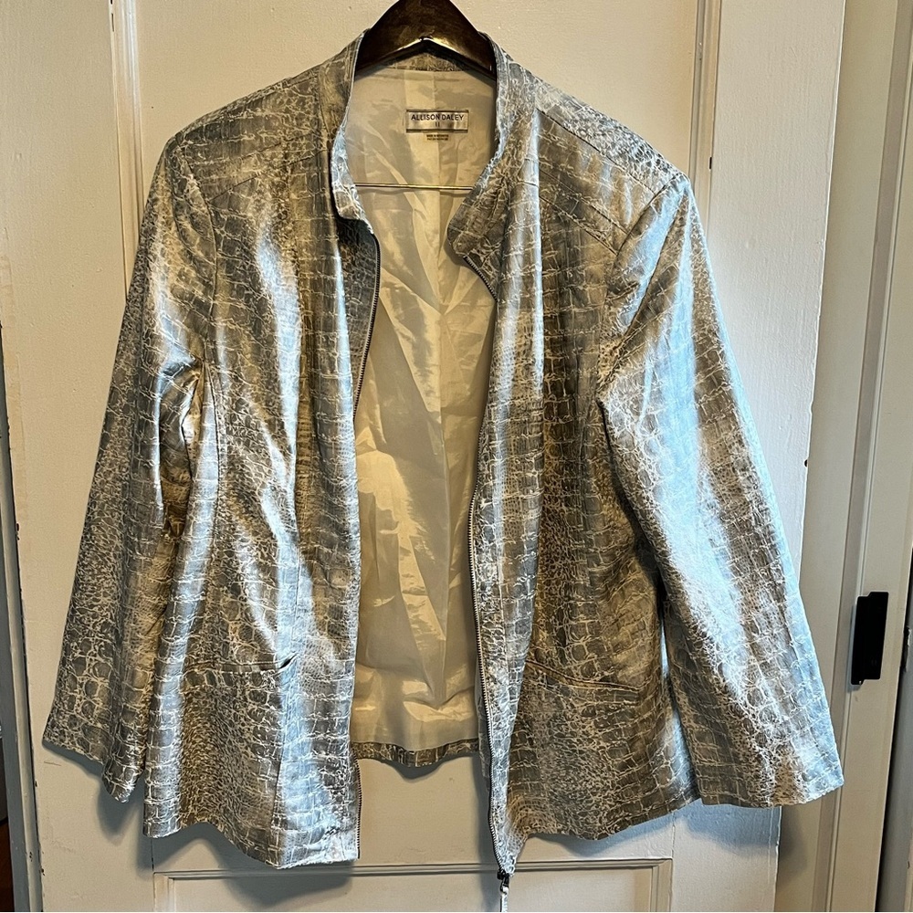 Allison  Daley zip up blazer women’s size 1-2x grey and white reptile pattern
